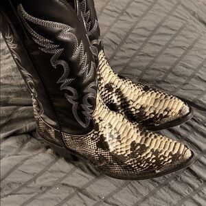 Laredo Black and Tan Heeled Boots